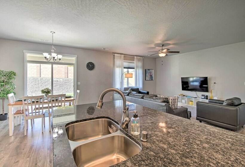 Modern Kennewick Home Near Golfing & Wineries