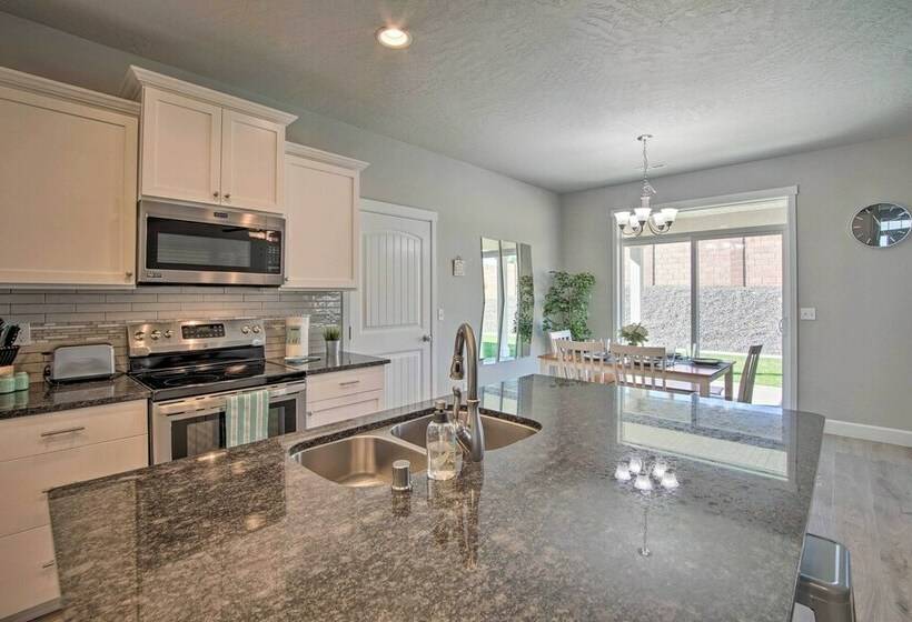 Modern Kennewick Home Near Golfing & Wineries