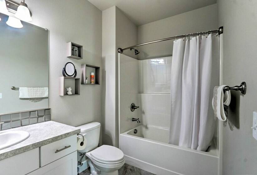 Modern Kennewick Home Near Golfing & Wineries