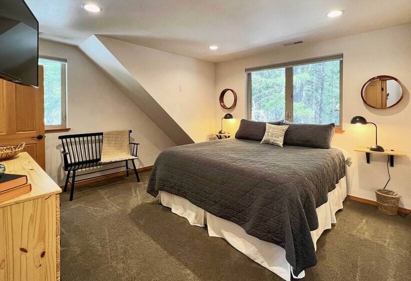 Modern Beaver Valley Cabin W/ Hot Tub & Games!