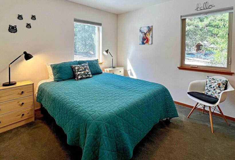 Modern Beaver Valley Cabin W/ Hot Tub & Games!