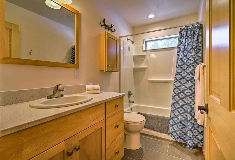 Modern Beaver Valley Cabin W/ Hot Tub & Games!