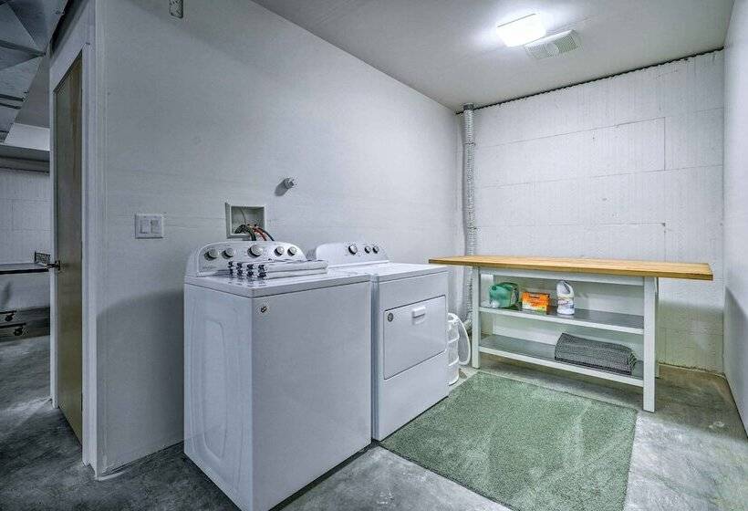 Modern Beaver Valley Cabin W/ Hot Tub & Games!