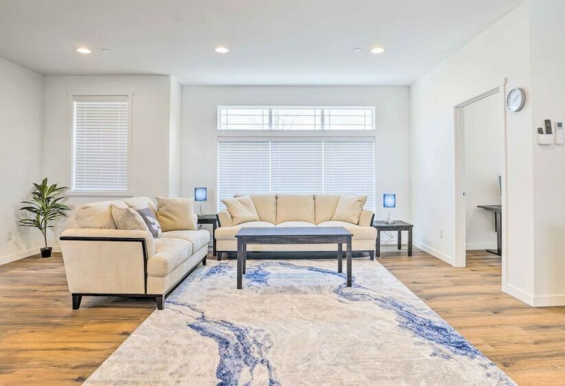 Modern Monroe Home   Private Yard & Mtn Views