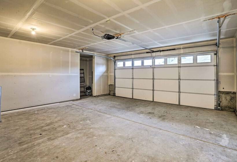 Modern Monroe Home   Private Yard & Mtn Views