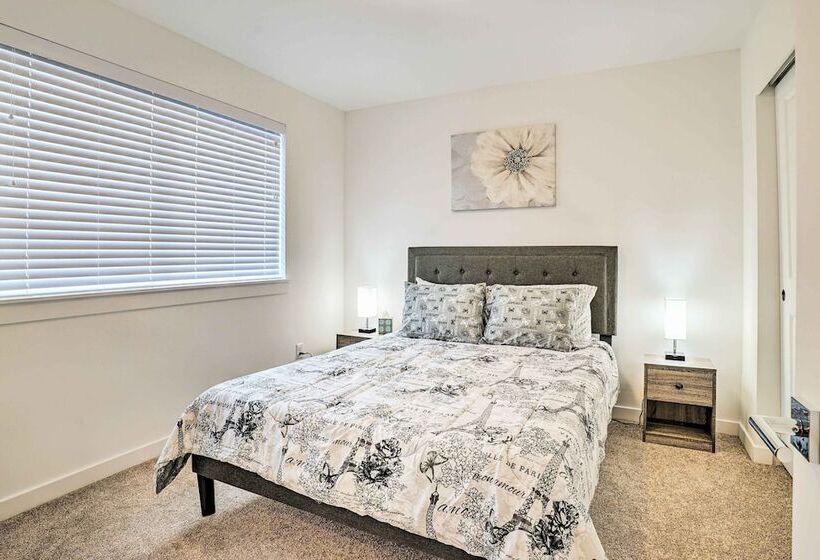 Modern Monroe Home   Private Yard & Mtn Views