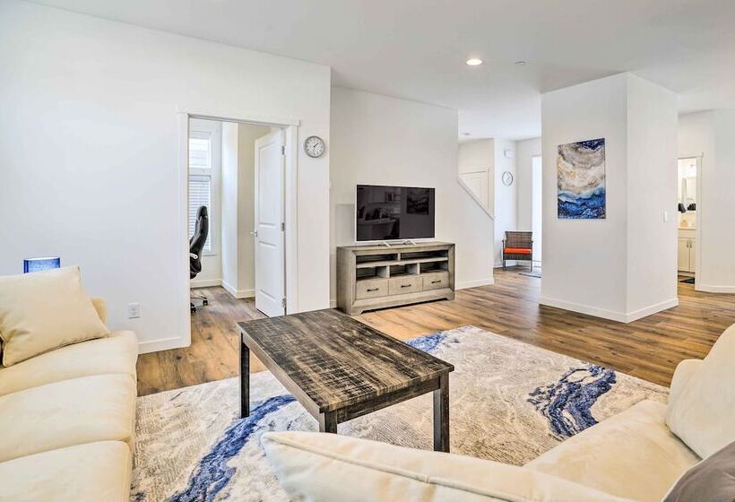 Modern Monroe Home   Private Yard & Mtn Views