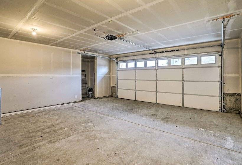 Modern Monroe Home   Private Yard & Mtn Views