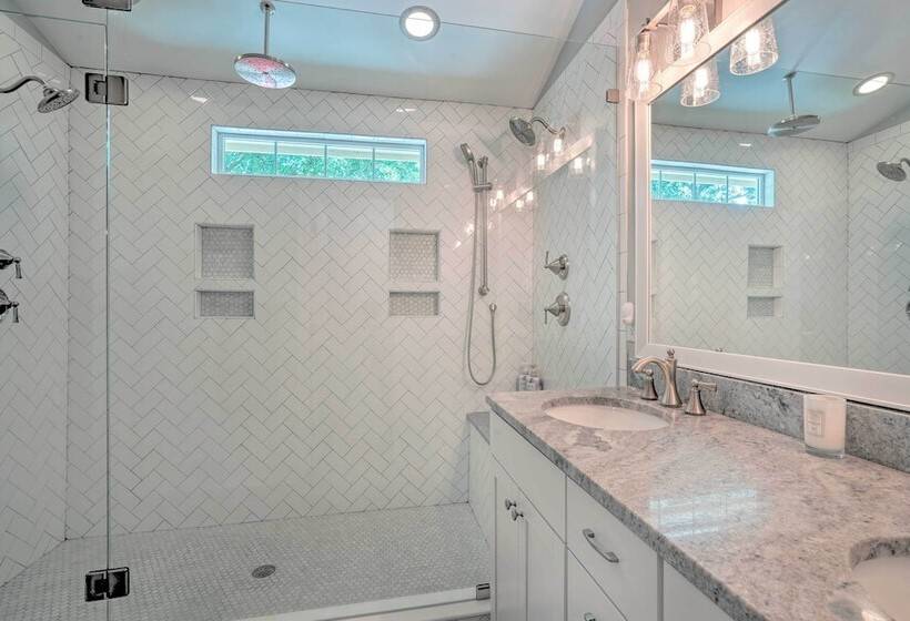 Modern Retreat 4 Miles To Isle Of Palms Beach!