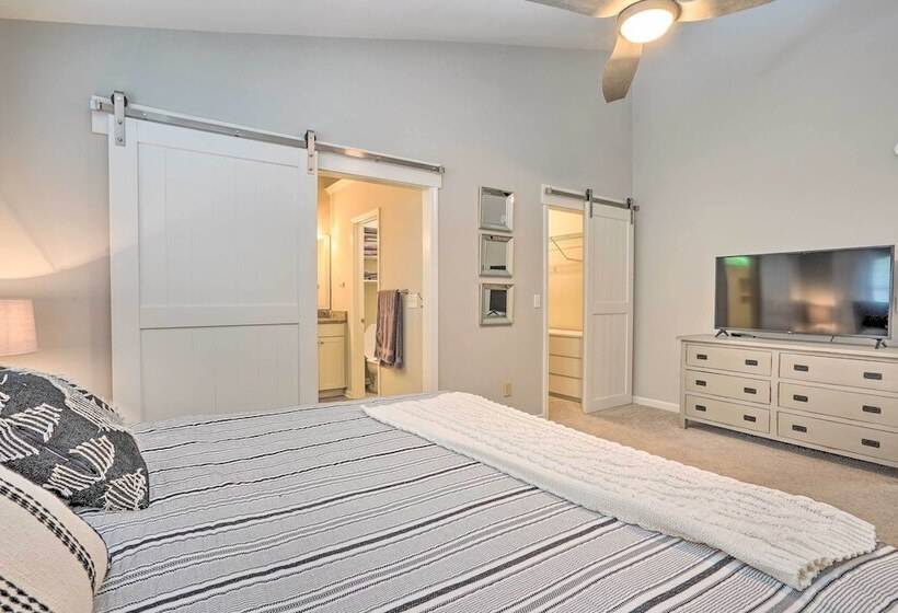 Modern Retreat 4 Miles To Isle Of Palms Beach!