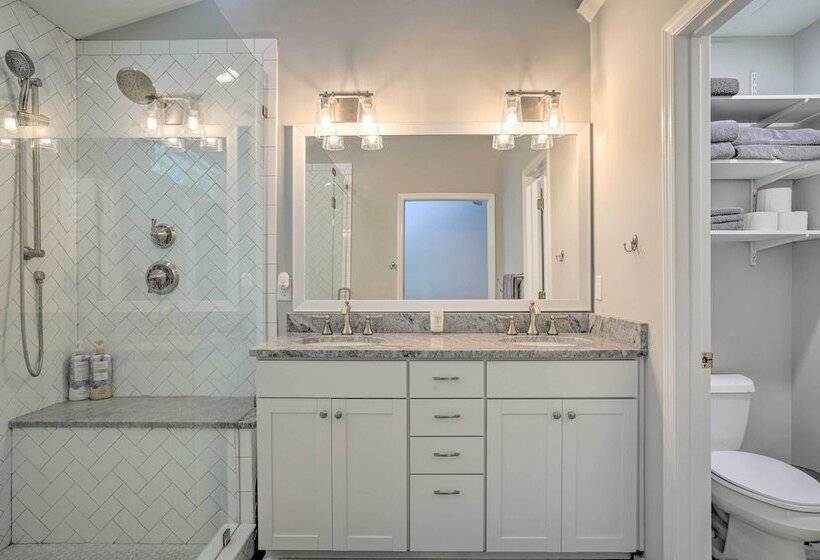 Modern Retreat 4 Miles To Isle Of Palms Beach!