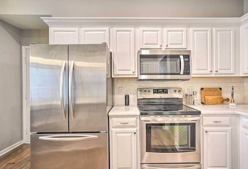 Modern Retreat 4 Miles To Isle Of Palms Beach!