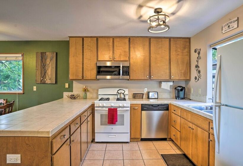 Mountain Escape W/ Views, 3 Mi To Lake Arrowhead