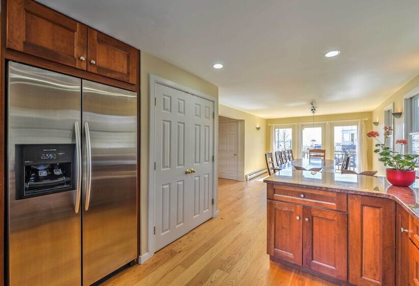 Multi Level Marion House: Loft, Deck + Ocean Views