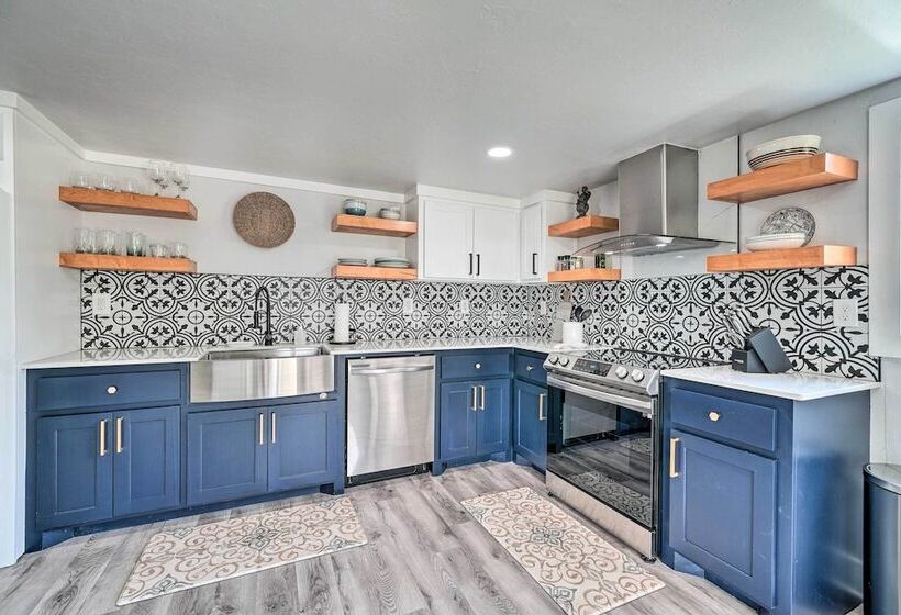 Okc Home: Walk To Restaurants & Lake Hefner!