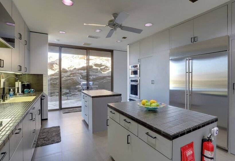 Palm Springs Retreat W/ Private Pool & Jacuzzi