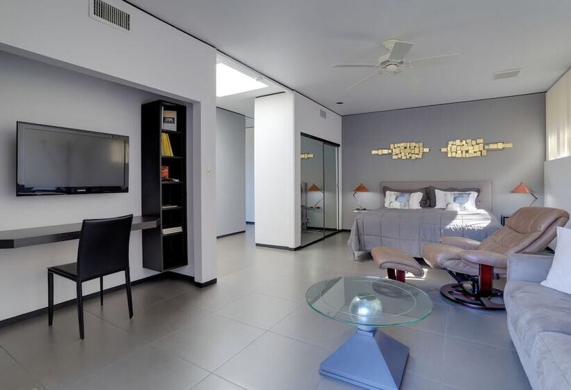 Palm Springs Retreat W/ Private Pool & Jacuzzi