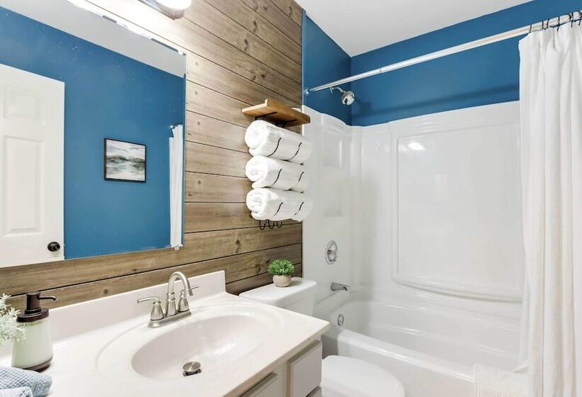 Osage Beach Home W/ Lake Views: Pets Welcome!