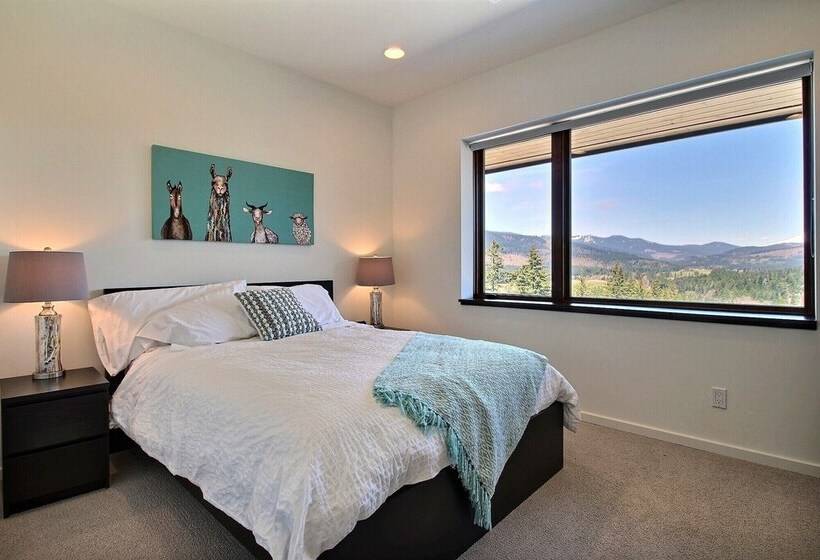 Pahto S Retreat  Luxe White Salmon Home: Hot Tub