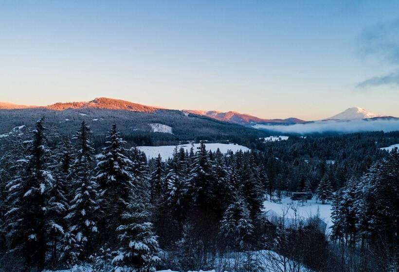 Pahto S Retreat  Luxe White Salmon Home: Hot Tub