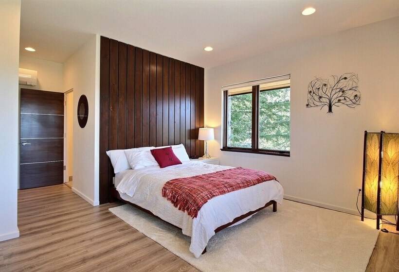 Pahto S Retreat  Luxe White Salmon Home: Hot Tub