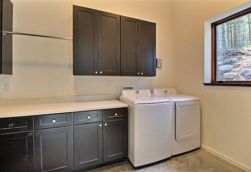 Pahto S Retreat  Luxe White Salmon Home: Hot Tub