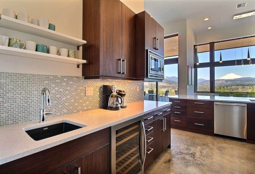 Pahto S Retreat  Luxe White Salmon Home: Hot Tub