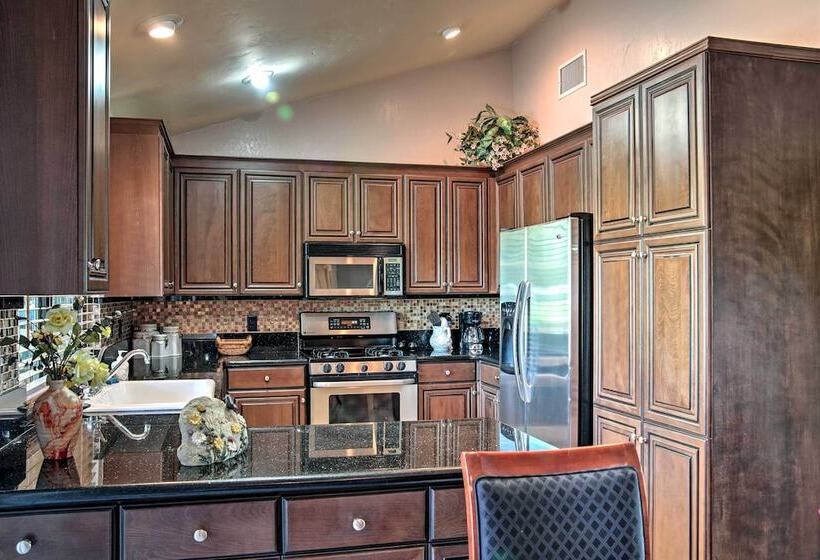 Palm Springs Golf Course Home: Private Pool & Spa!