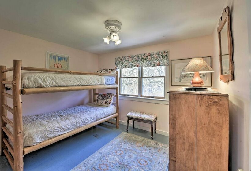 Peaceful Chilmark Farmhouse By Menemsha Beach