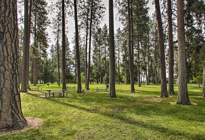 Peaceful Family Home W/ Deck: 3 Mi To Dtwn Spokane