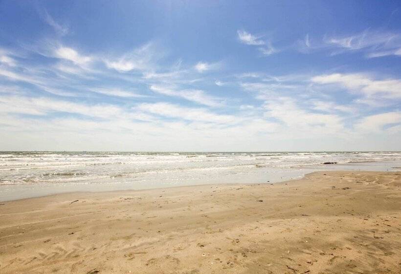 Pet Friendly Galveston Getaway W/ Deck & Grill!