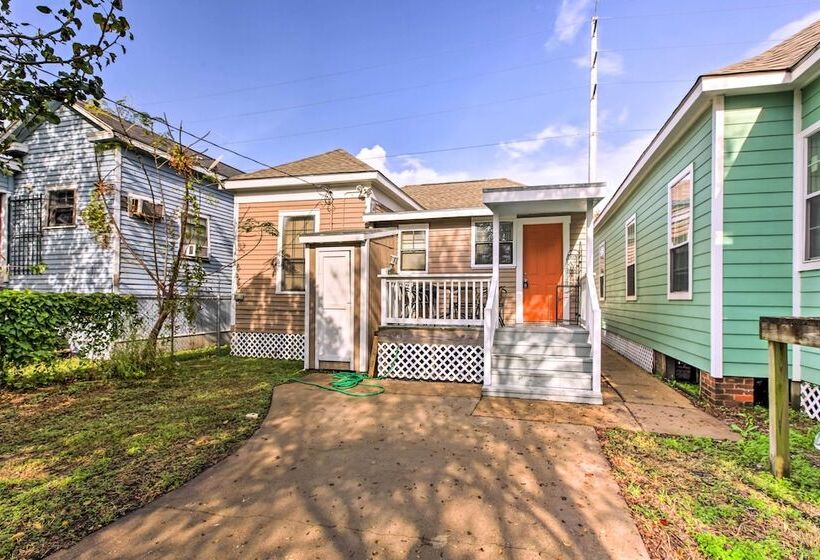 Pet Friendly Galveston Getaway W/ Deck & Grill!