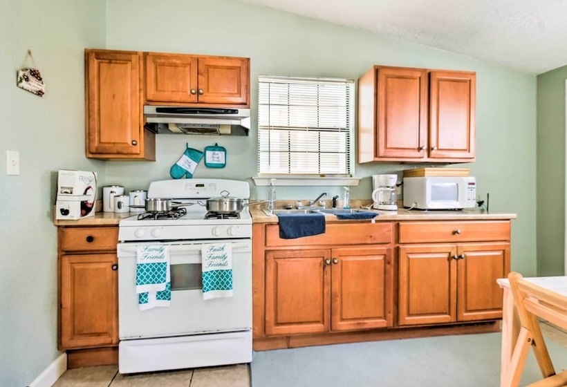 Pet Friendly Galveston Getaway W/ Deck & Grill!