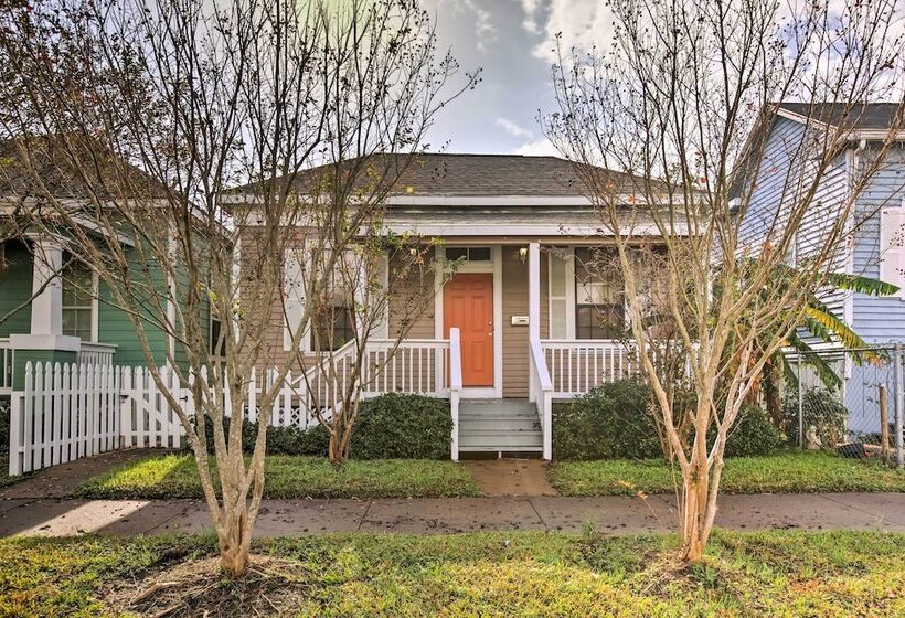 Pet Friendly Galveston Getaway W/ Deck & Grill!