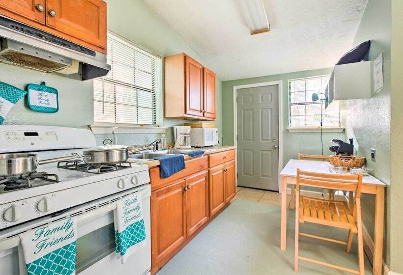 Pet Friendly Galveston Getaway W/ Deck & Grill!