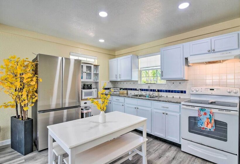 Galveston Retreat W/ Backyard & Patio!