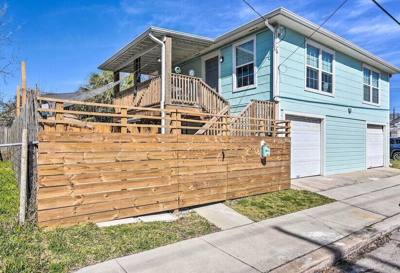 Galveston Retreat W/ Backyard & Patio!