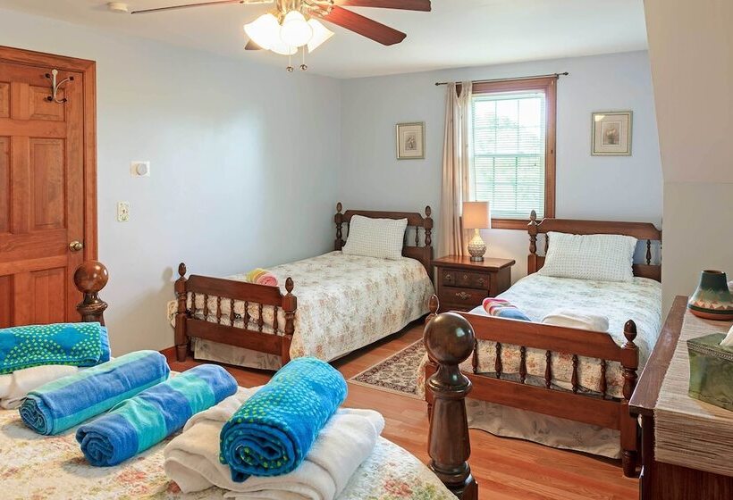 Pet Friendly West Yarmouth Home 1/2 Mi To Beach
