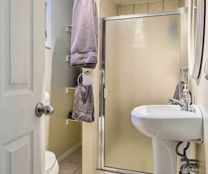 Picturesque Cottage With Sunroom On Ashmere Lake!