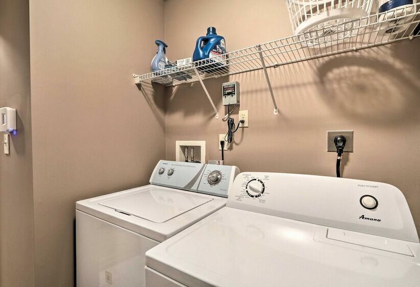 Pocono Mountains Retreat W/ Pool Table & Hot Tub!