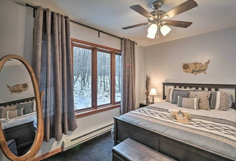 Pocono Mountains Retreat W/ Pool Table & Hot Tub!