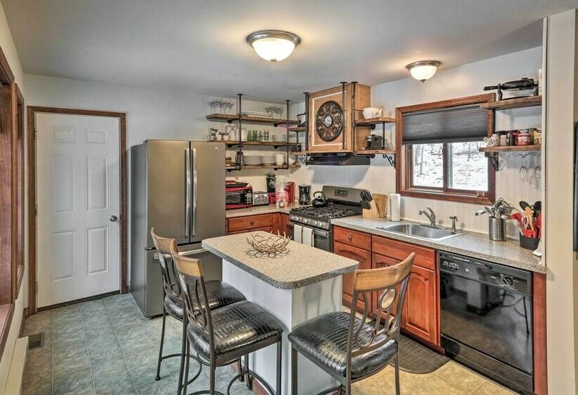 Pocono Mountains Retreat W/ Pool Table & Hot Tub!