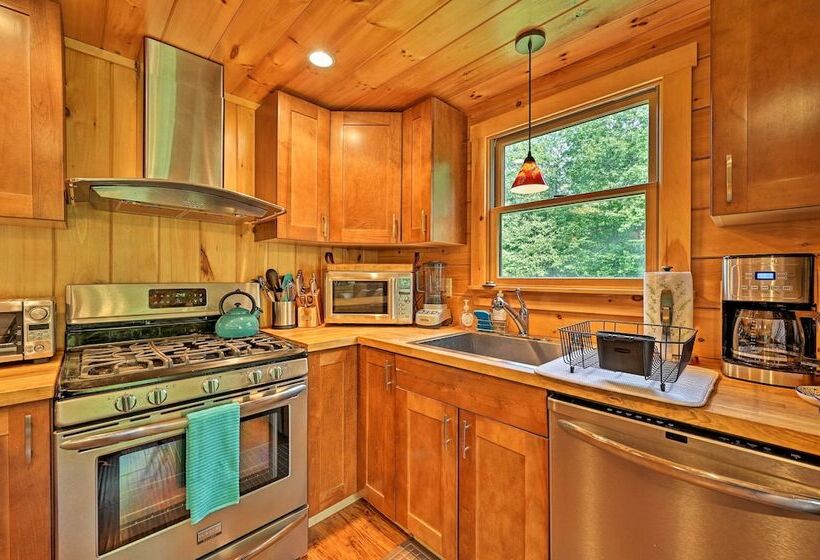 Private Chester Home W/ Deck, Mins To Skiing!