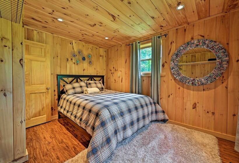 Private Chester Home W/ Deck, Mins To Skiing!