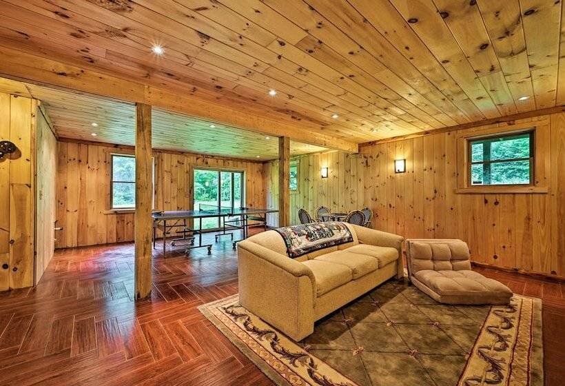 Private Chester Home W/ Deck, Mins To Skiing!