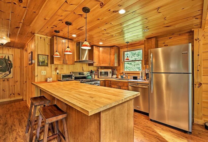 Private Chester Home W/ Deck, Mins To Skiing!