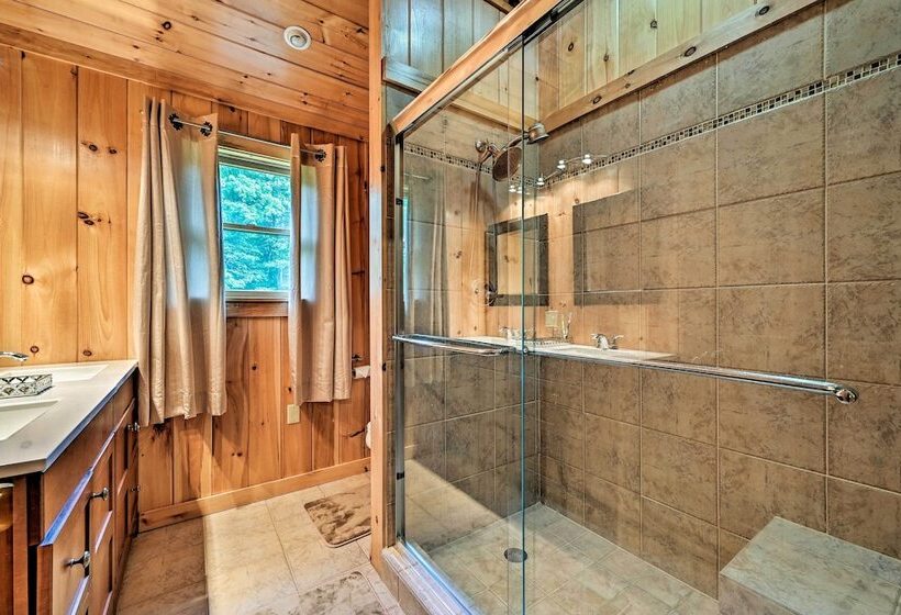 Private Chester Home W/ Deck, Mins To Skiing!