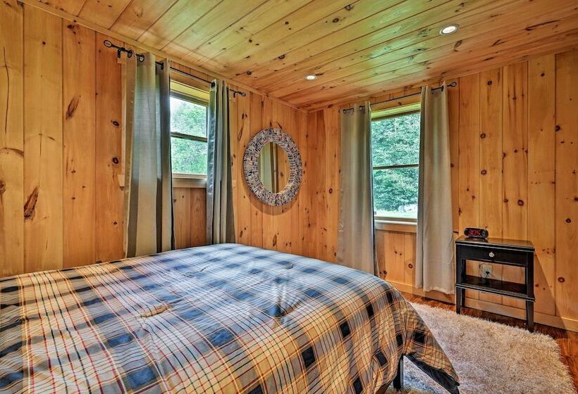 Private Chester Home W/ Deck, Mins To Skiing!