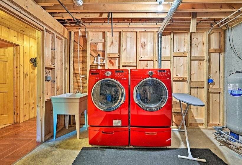 Private Chester Home W/ Deck, Mins To Skiing!