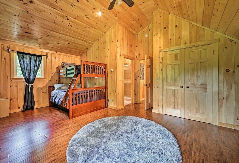 Private Chester Home W/ Deck, Mins To Skiing!